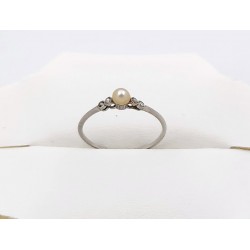 Fine bague or gris, petite perle et roses de diamant, T. 55