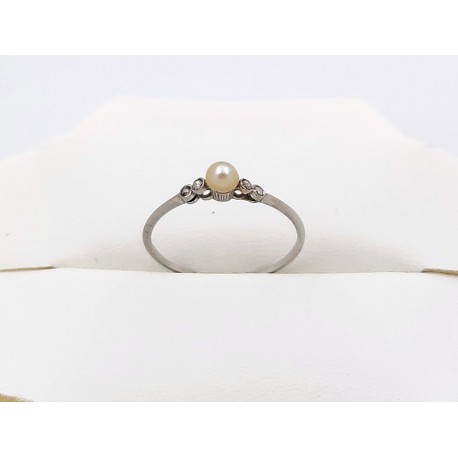 Fine bague or gris, petite perle et roses de diamant, T. 55