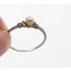 Fine bague or gris, petite perle et roses de diamant, T. 55