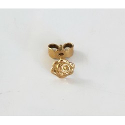 Une boucle d'oreille en or, orpheline.